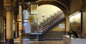Drents Museum: afwisselende mix van vroeger en vandaag De restanten van de oude Abdijkerk zijn nog duidelijk zichtbaar in het museum. Foto: DagjeWeg.NL.