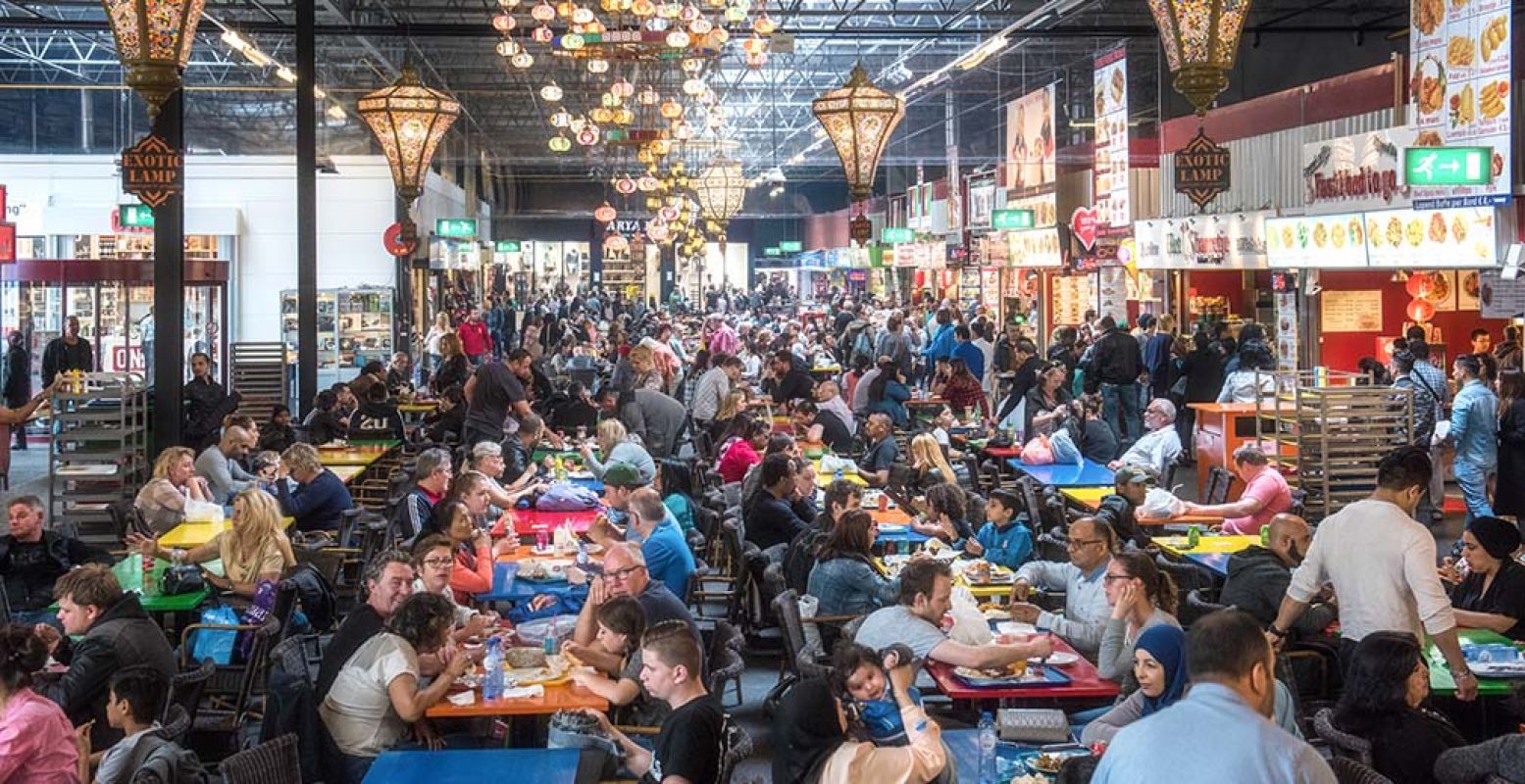 Neem een hapje te eten in de Food Hal. Foto: De Bazaar Beverwijk.