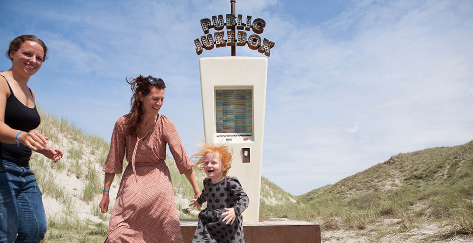 Ga met het hele gezin naar Oerol: er is ook veel te doen voor kinderen. Foto: Anke Teunissen.