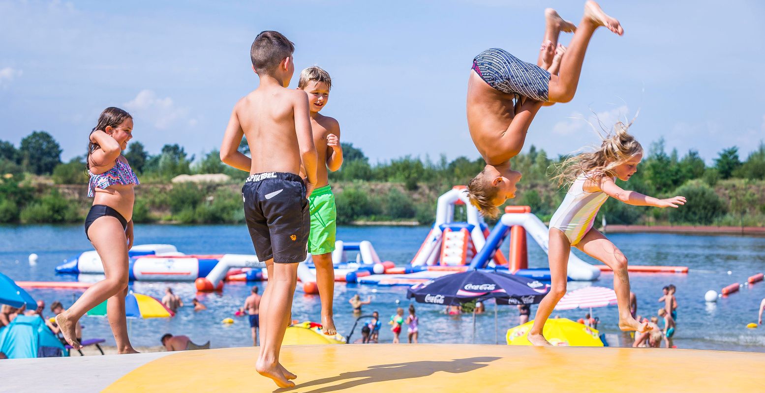 Leef je uit op het strand en in het water bij BillyBird Drakenrijk. Foto: Limburg Marketing