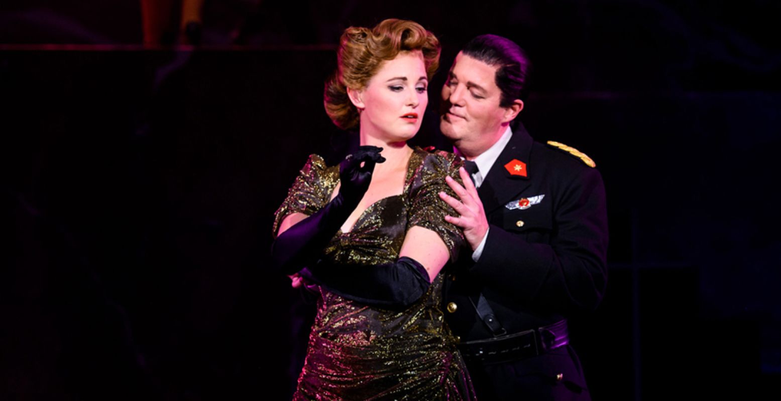 Brigitte Heitzer als Evita en Paul Donkers als Juan Perân. Foto: Evita de musical © Roy Beusker.