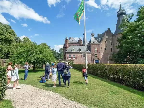 Passagiers op excursie met de gids, bij kasteel Doorwerth. Foto: Cees van Doodeweerd. Passagiers op excursie met de gids, bij kasteel Doorwerth. Foto: Cees van Doodeweerd.
