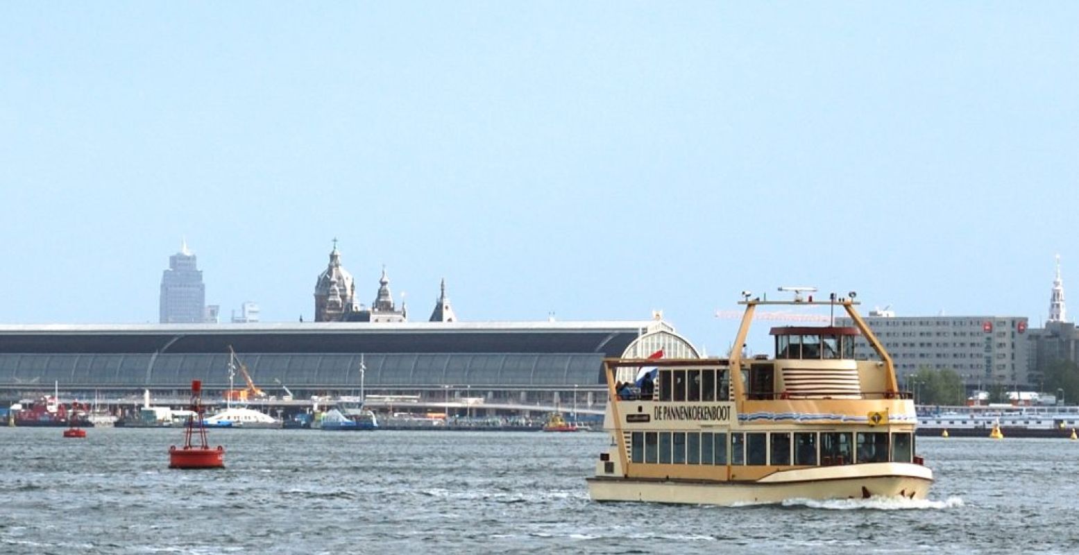 Heerlijk smikkelen aan boord van een Pannenkoekenboot. Foto: Pannenkoekenboot Rotterdam.