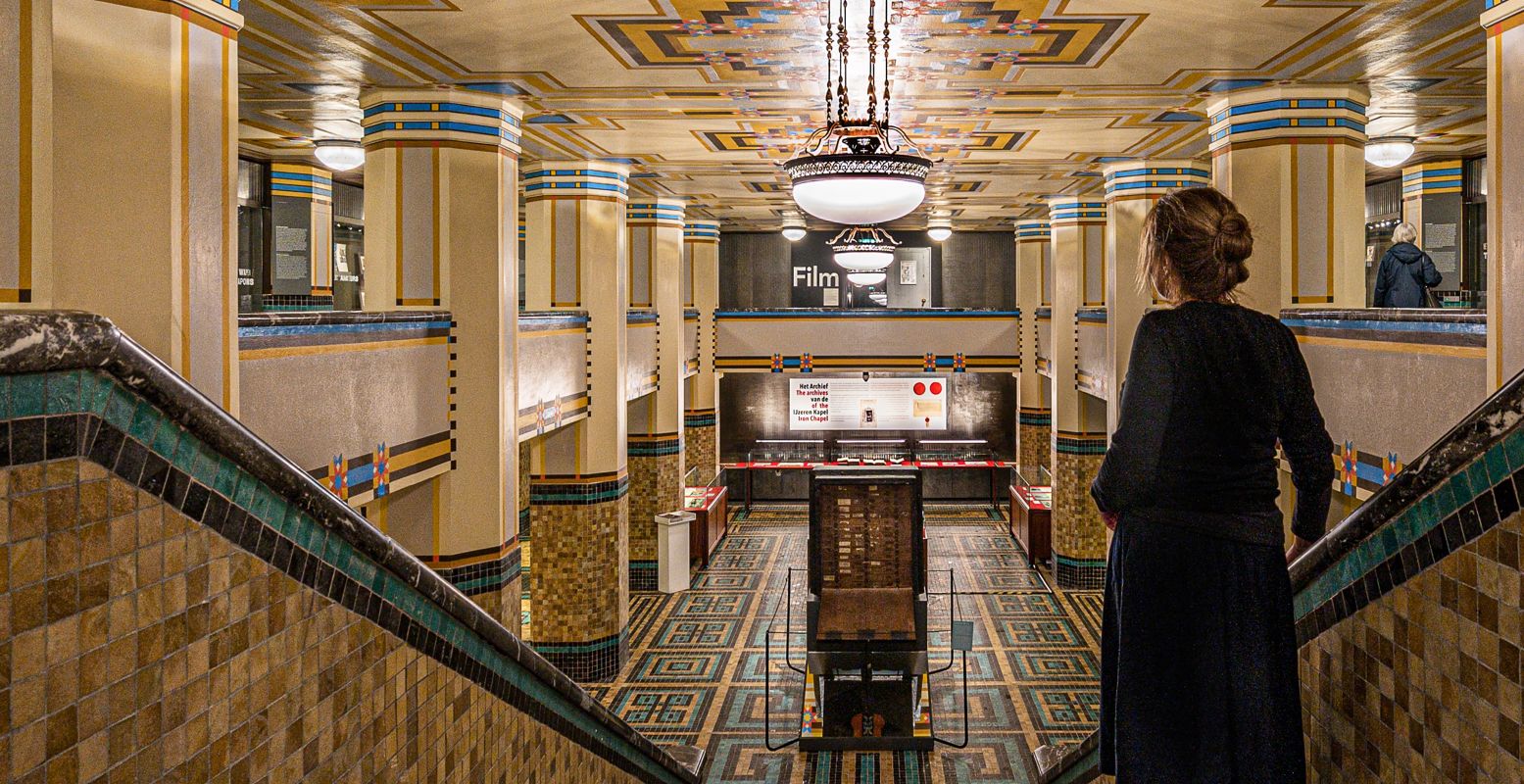 Stap in het Stadsarchief Amsterdam door dikke kluisdeuren de prachtige Art Deco Schatkamer in, vol historische schatten. Foto: Alphons Nieuwenhuis