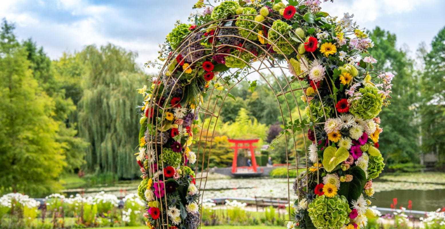 Bewonder bloemcreaties op de mooiste plekken in het park en bij het kasteel. Foto: Kasteeltuinen Arcen.