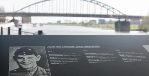 10 indrukwekkende oorlogsmonumenten om te bezoeken Vanuit het informatiecentrum heb je een spectaculair uitzicht op de brug waar in 1944 de Slag om Arnhem plaatsvond. Foto: Airborne at the Bridge © Arjan Vrieze.