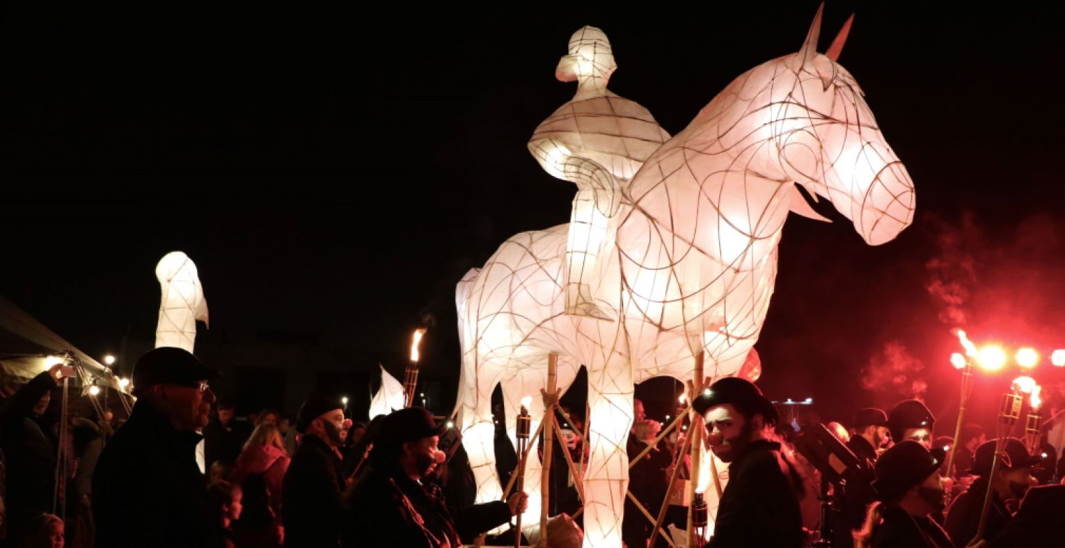 Sint-Maarten wordt te paard meegedragen tijdens de Utrechtse Parade. Foto: Sanne Sprenger.