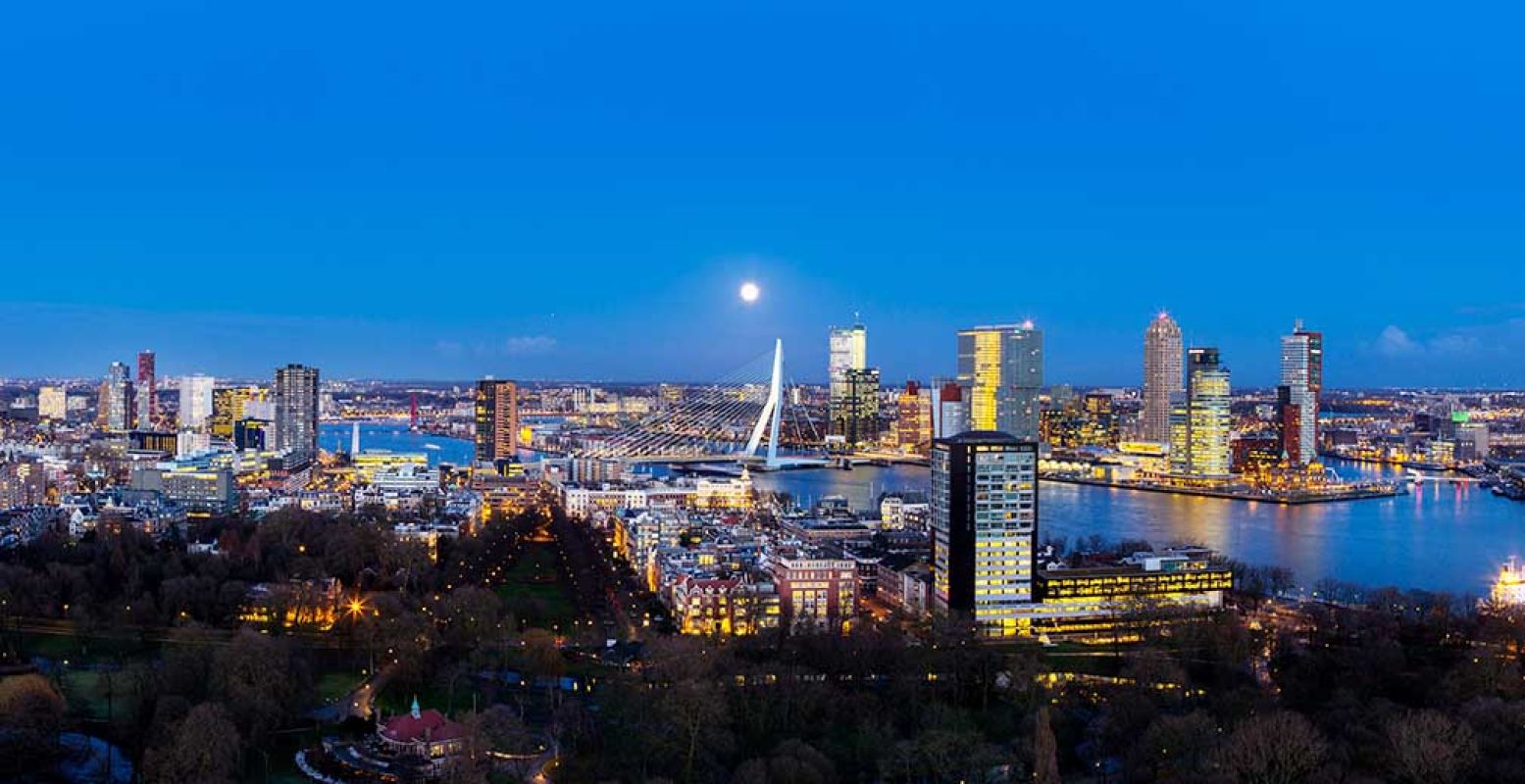 Bewonder samen het prachtige uitzicht vanaf de Euromast. Foto: Euromast Rotterdam.