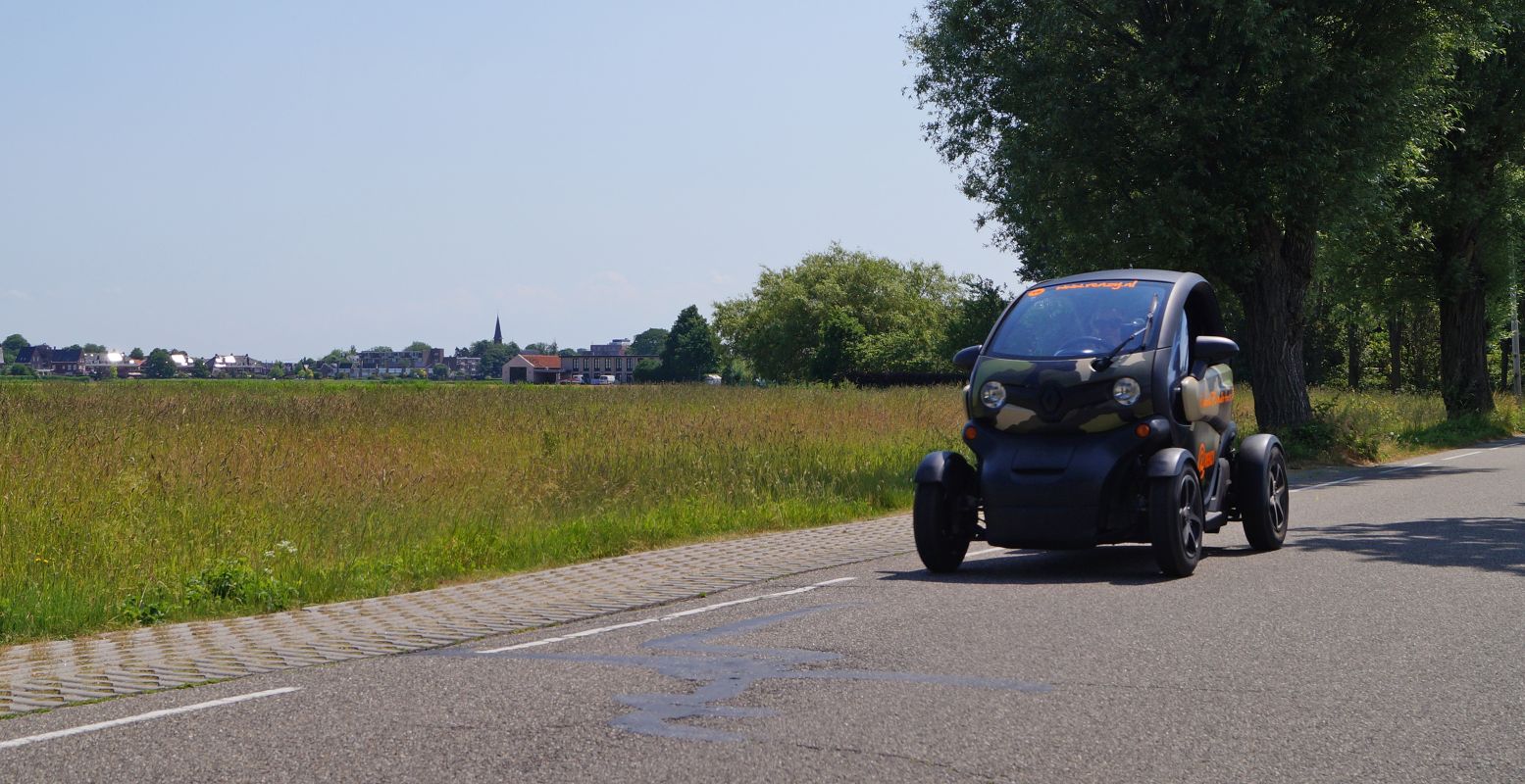 Ga ook op pad met dit milieuvriendelijke autootje en ontdek het mooie Nederlandse landschap. Foto: DagjeWeg.NL