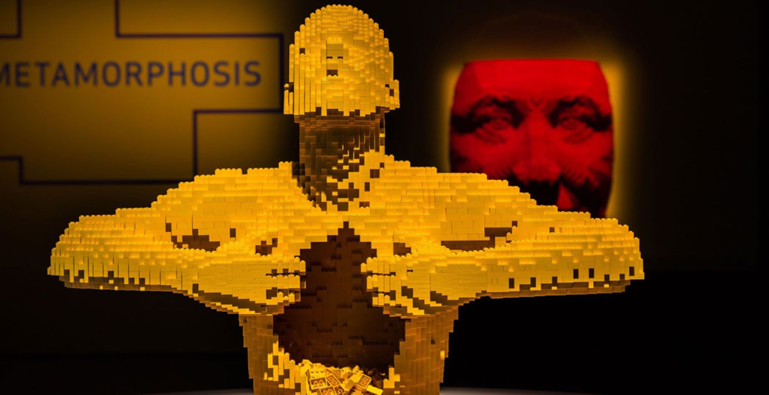 Publiekstrekker van de expositie: 'Yellow', gemaakt van 11.014 LEGO steentjes. Op de achtergrond het al even indrukwekkende 'Face Mask - Red' , bestaand uit 10.770 steentjes. Foto: The Art of the Brick
