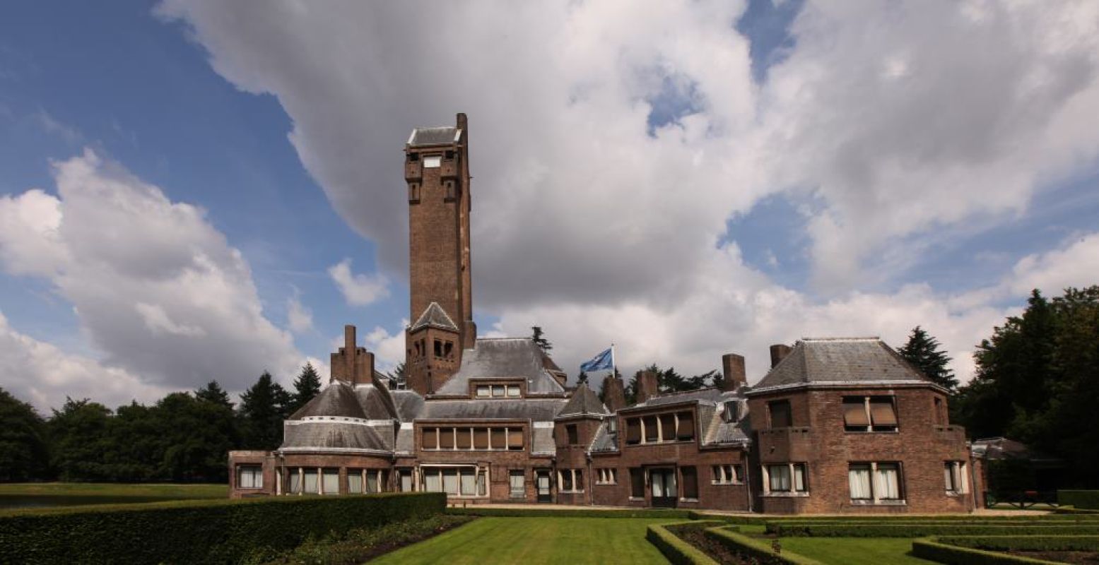 Het Jachthuis Sint Hubertus in Het Nationale Park De Hoge Veluwe. Foto: Robbert Maas