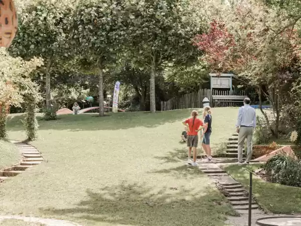 Speel een potje midgetgolf in deze mooie tuin. Foto: Duinpark Paasdal