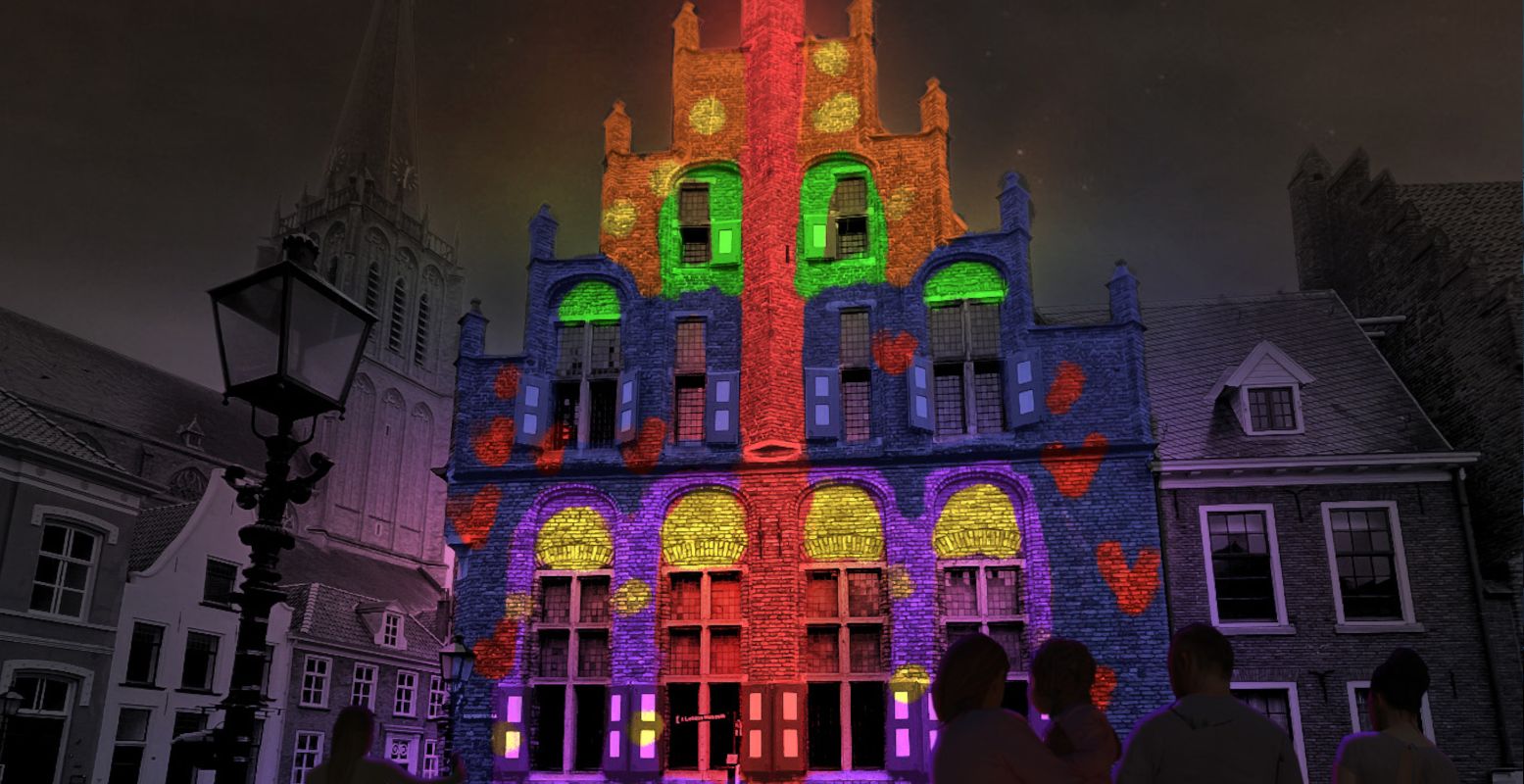 Het stadhuis van Doesburg licht op in felle kleuren. Foto: Mr. Beam / MarketingOost