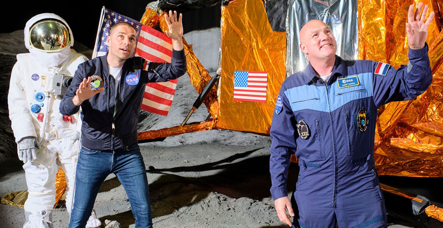 Tijdens de opnames van Missie in het Museum bij Space Expo, met van links naar rechts schrijver Sander Koenen en astronaut André Kuipers. Foto: Space Expo