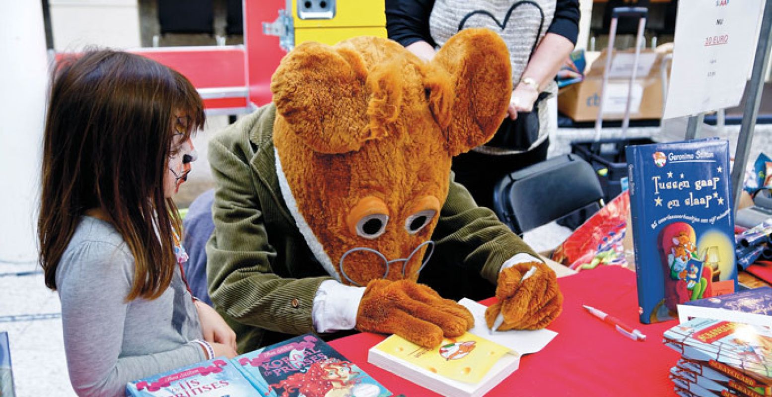 Scoor een handtekening op de Kinderboekenmarkt in Den Haag. Foto: Stichting Kinderboekenmarkt