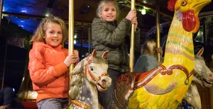 Geniet van een winterdag vol ijspret tussen oude treinen