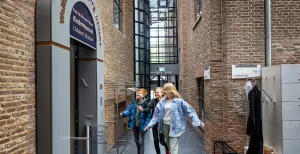 Museumtip voor kids: het vrolijke Joods Museum Junior De ingang naar het Joods Museum Junior vind je in het Joods Museum. Foto: Joods Cultureel Kwartier @ Marijn Scheeres