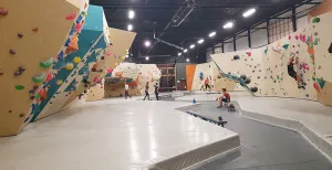 Op zoek naar een actief dagje uit? Ga boulderen! De boulderhal van Gropo Bouldergym in Groningen. Foto: DagjeWeg.NL/Nikki