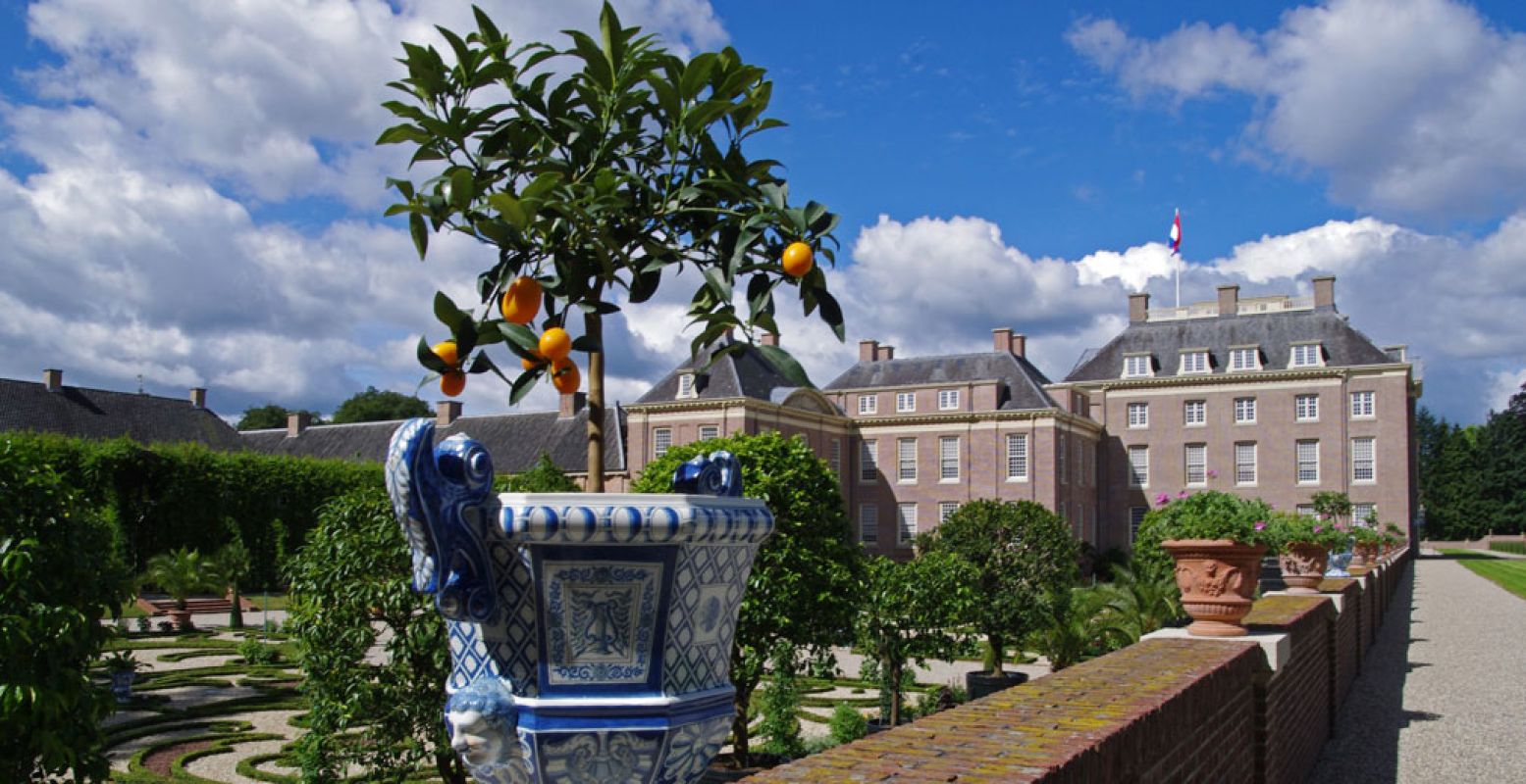Bewonder de Delfts Blauwe tuinvazen. Foto: Paleis Het Loo