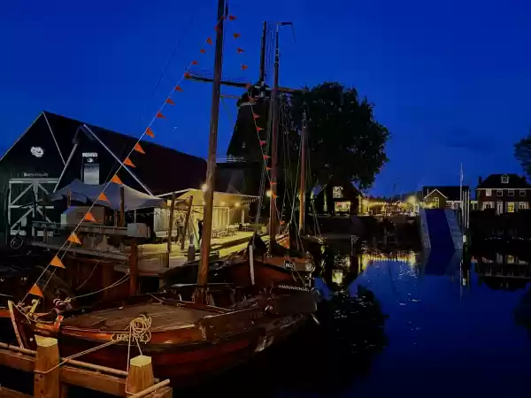 Wat lichtjes in het donker geven sfeer op het water. Foto: Bottermuseum © Rob van Luijk Wat lichtjes in het donker geven sfeer op het water. Foto: Bottermuseum © Rob van Luijk