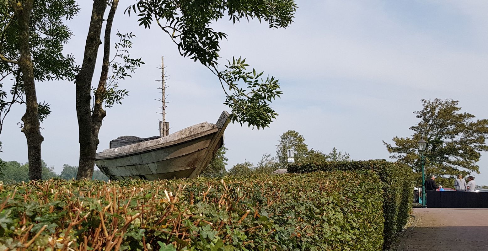 Alsof hij over het land vaart, de boot bij de ingang naar Museum Schokland en de rest van de terp. Foto: DagjeWeg.NL © Tonny van Oosten