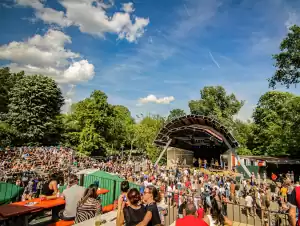 Bekijk de voorstelling vanaf het Openluchtcafé. Foto: Vondelpark Openluchttheater