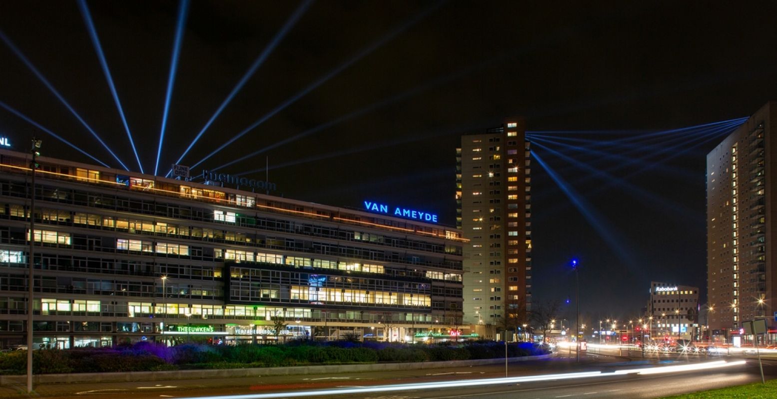 Ook de lichtbundels van Verzamelgebouw Zuidplein en de Poorten van Zuid zie je over heel Rotterdam. Foto: Rotterdam Verlicht! Mothership © Arnoud Verhey