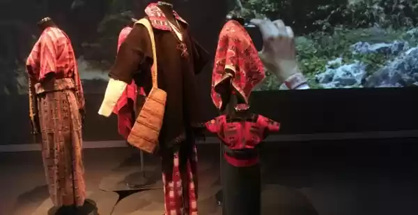 Reis langs alle continenten in Museum Volkenkunde Leiden Kleurrijke geweven kleding van inwoners uit het Amazonegebied. Foto: Redactie DagjeWeg.NL