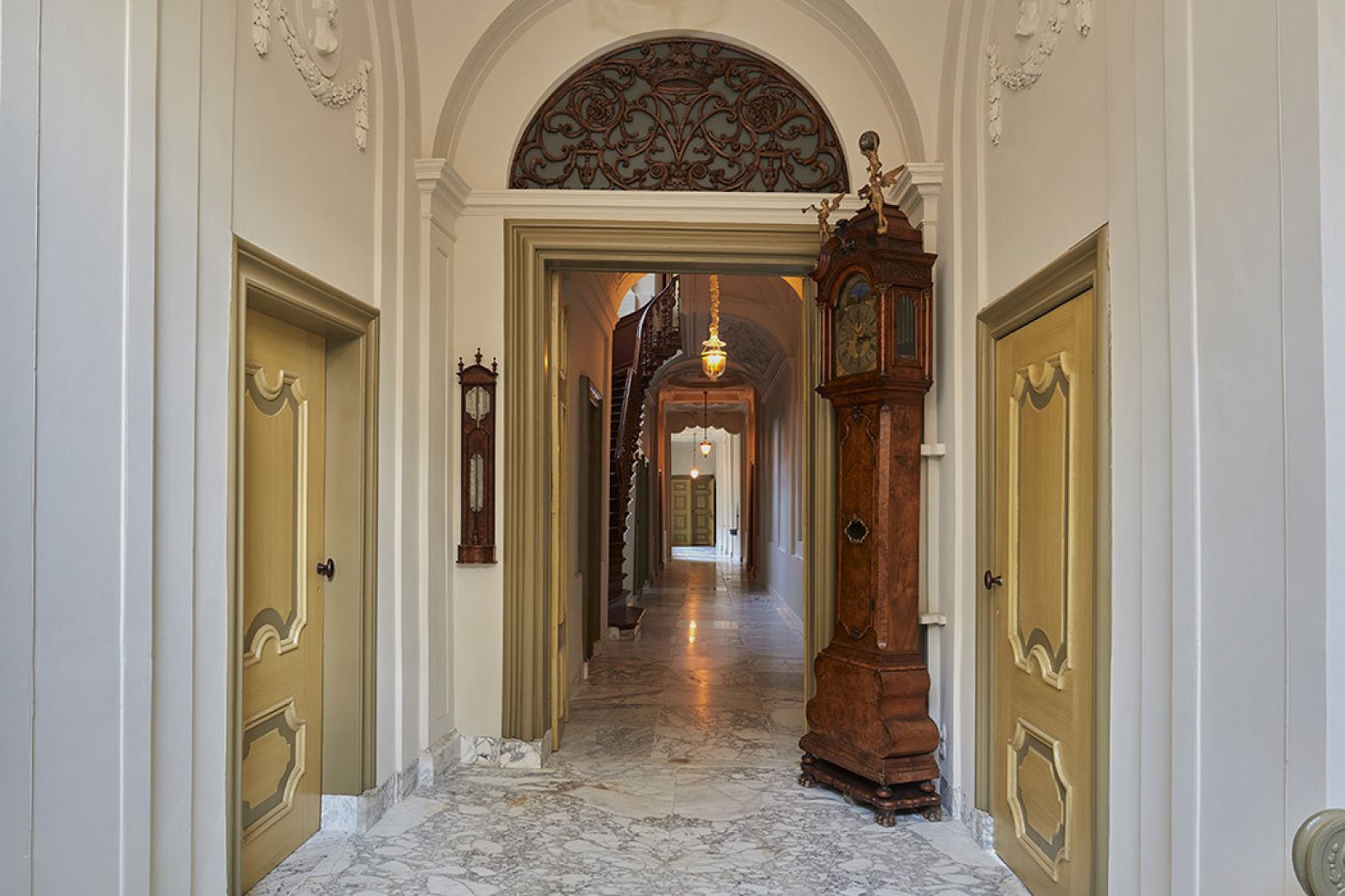 Over de fraaie marmeren vloer wandel je naar de kamers. Foto: Teylers Museum © Johan Nieuwenhuize