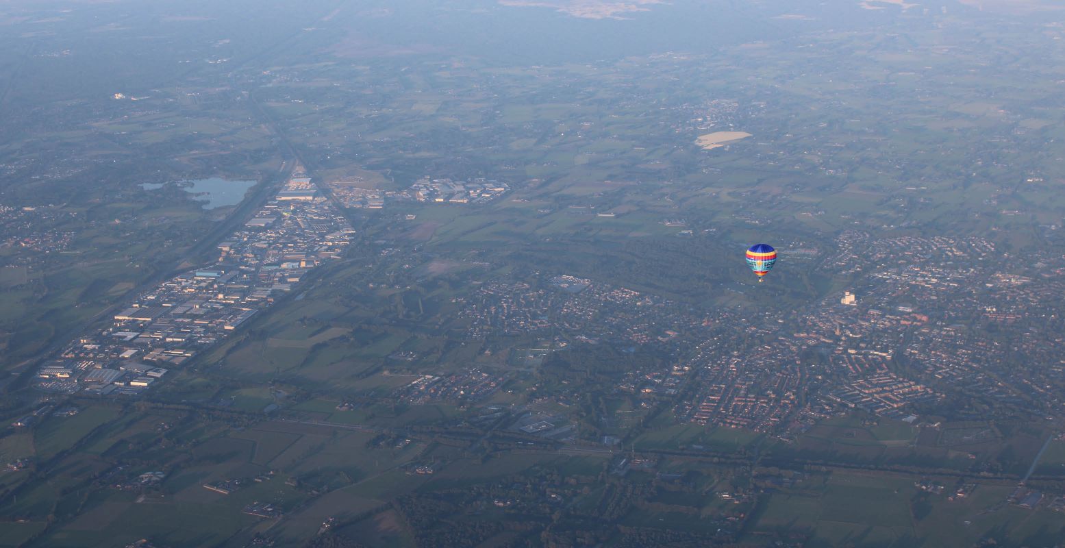 Links zie je de plas Zeumeren met daarnaast de Harselaar. Rechts zie je Barneveld. Foto: DagjeWeg.NL © Daniëlle Kleijer