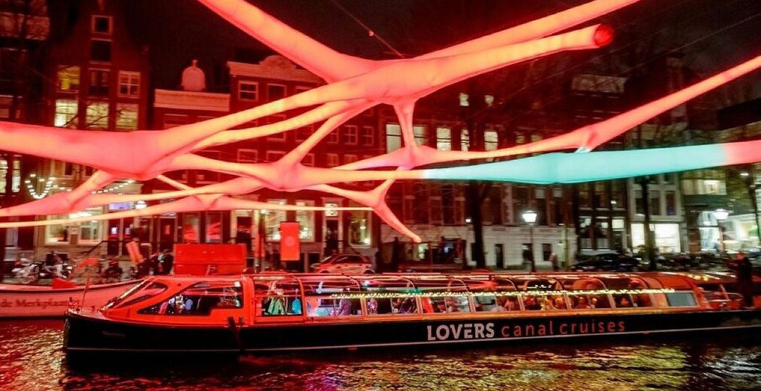 De mooiste manier om Amsterdam by night te ontdekken? Vanaf het water! Foto: Rederij LOVERS