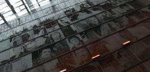 Ontdek het verhaal achter jouw favoriete liedje in het Top 2000 Café De Wall of Fame met iconen uit de Nederlandse media. Foto: Beeld en Geluid.
