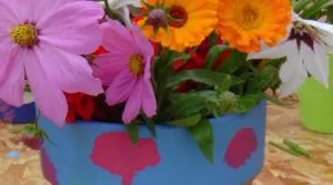 Knutselen en kliederen tussen de bloemen Beschilder je eigen bloemenvaas! Foto's:  Zomerbloemen Pluktuin 