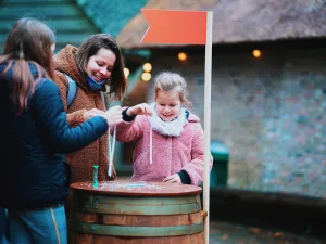 Maak je eigen kaarsen op het Kindererf. Foto: Nederlands Openluchtmuseum