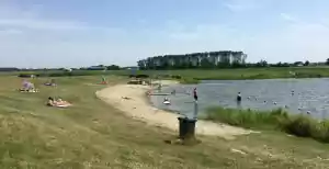 Mooie recreatieplassen en stranden in Noord-Nederland Genieten van het mooie weer aan zwemvijver de Swanneblom. Foto: Gauke Kuiken