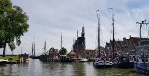 De hotspots van Hoorn Hotspot van Hoorn: de haven vol historische schepen, met op de achtergrond de Hoofdtoren. Foto: DagjeWeg.NL © Tonny van Oosten