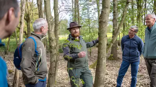 Met de boswachter door het Abtswoudse bos boswachter in bos met deelnemers aan excursie | Foto geüpload door gebruiker Staatsbosbeheer.