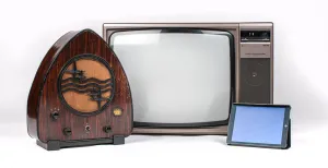 Technium: van oud naar nieuw in NEMO Drie generaties aan technische iconen: de radio, de televisie en de tablet. Foto: NEMO Science Museum © Michiel Rotgans.