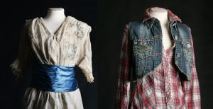 Over de foto: Links: 1900, Zomerjapon in droit devant model met satijnen ceintuur. Rechts: 2000, Spijkerrok met geruite blouse en spijker bolero. Foto: Lino Lithium Links: 1900, Zomerjapon in droit devant model met satijnen ceintuur. Rechts: 2000, Spijkerrok met geruite blouse en spijker bolero. Foto: Lino Lithium