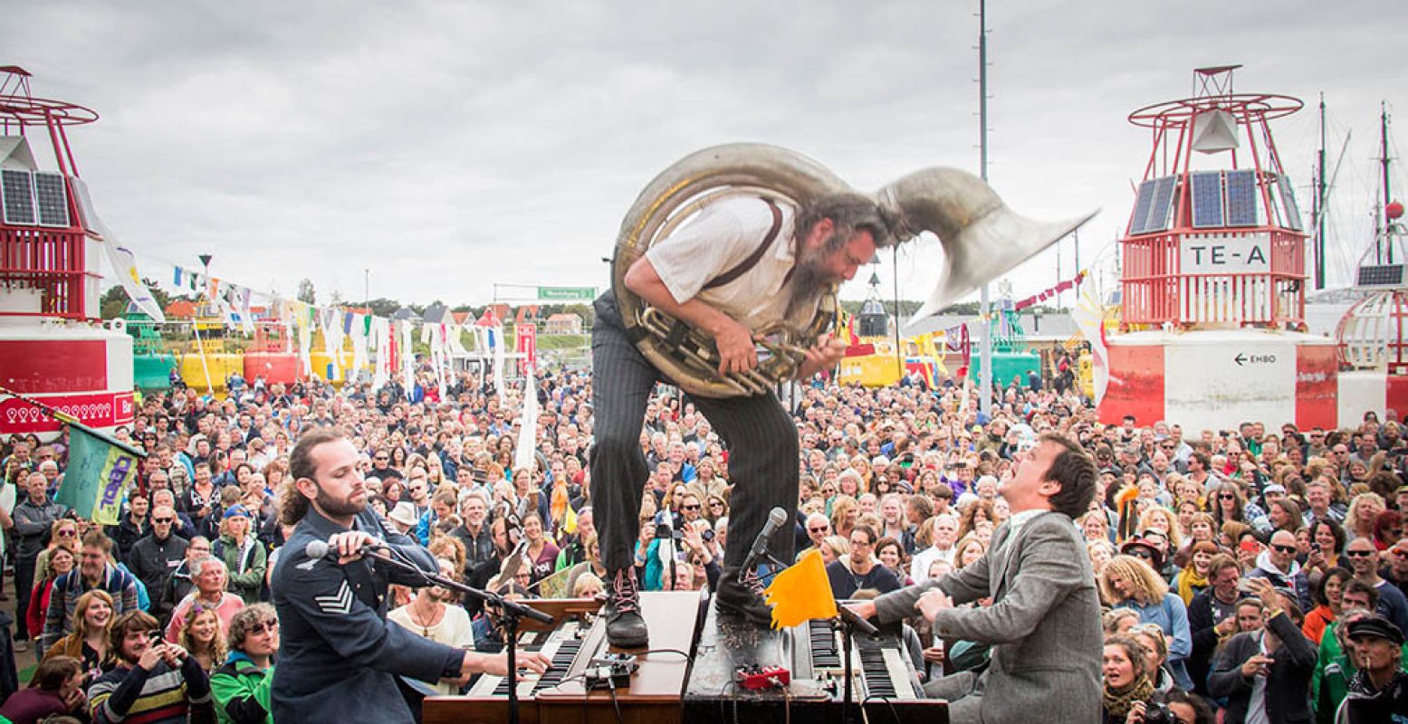 Spectaculaire optredens. Dit jaar heeft Oerol bijna honderd muzikale acts. Foto: Saris & den Engelsman.