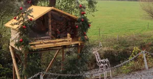Frisse neus in kerstsfeer: wandel een kribkesroute Een van de kerstkribkes in het mooie landschap van riviertje de Geul bij Schin op Geul. Foto: Kerststad Valkenburg