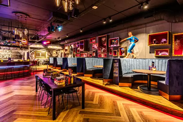 Eet iets in het sfeervolle restaurant. Foto: Hollywood Entertainment Center ©