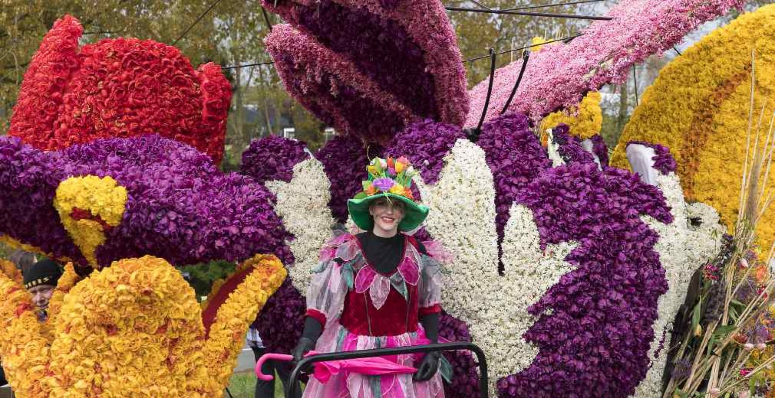 Alle wagens zijn versierd met duizenden bloemen. Foto: Bloemencorso van de Bollenstreek © Sven van der Vlugt