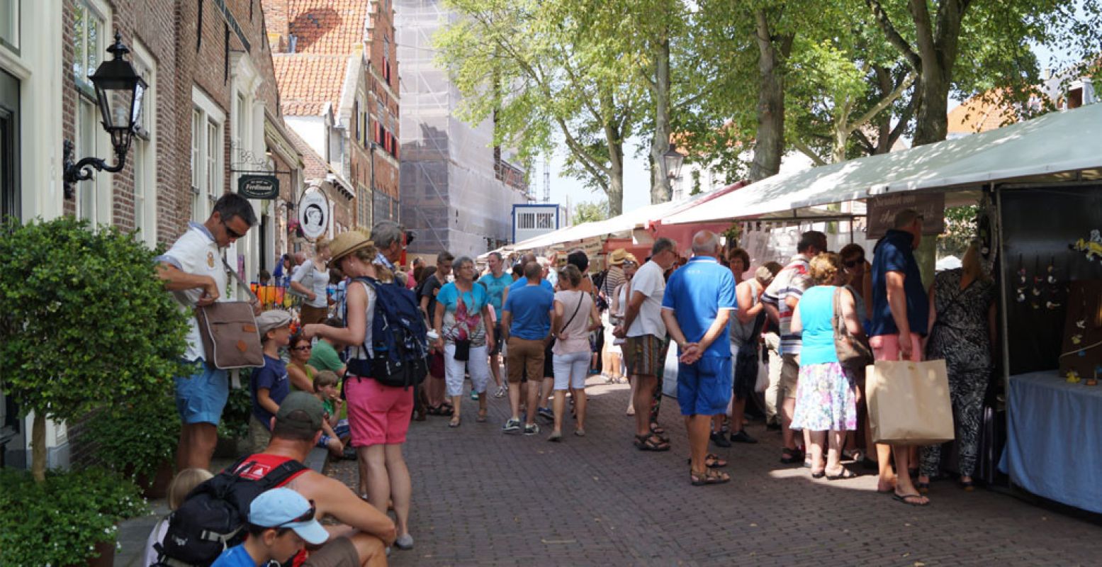 De historische markt trekt in de zomermaanden veel publiek naar Veere. Foto: Redactie DagjeWeg.NL © Grytsje Anna Pietersma