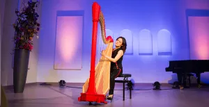 Prachtig: Lavinia Meijer speelt muziek uit India met haar harp