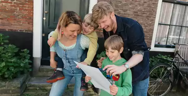 Hier word je blij van! Uitjes in de buitenlucht met korting Haal een echte landkaart en ontdek de stad met een spannend Verhaalvontuur. Foto: Verhaalvontuur