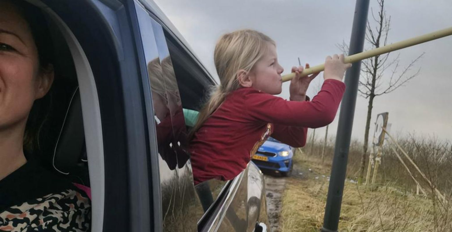 Met zo'n lange buis raakt het pijltje vast zijn doel! Er valt ook dit jaar gelukkig genoeg te beleven tijdens Pasen met de kinderen, zoals een avontuurlijke autorit vol raadsels en spelletjes. Foto: Lionsclub Noordoostpolder