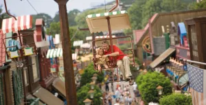 Voordelige uitjes voor het hele gezin Zweef door de lucht in Slagharen. Foto: Vakantie- en Attractiepark Slagharen