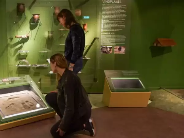 In het museum vind je prehistorische menselijke voetafdrukken. Foto: Museum Schokland In het museum vind je prehistorische menselijke voetafdrukken. Foto: Museum Schokland