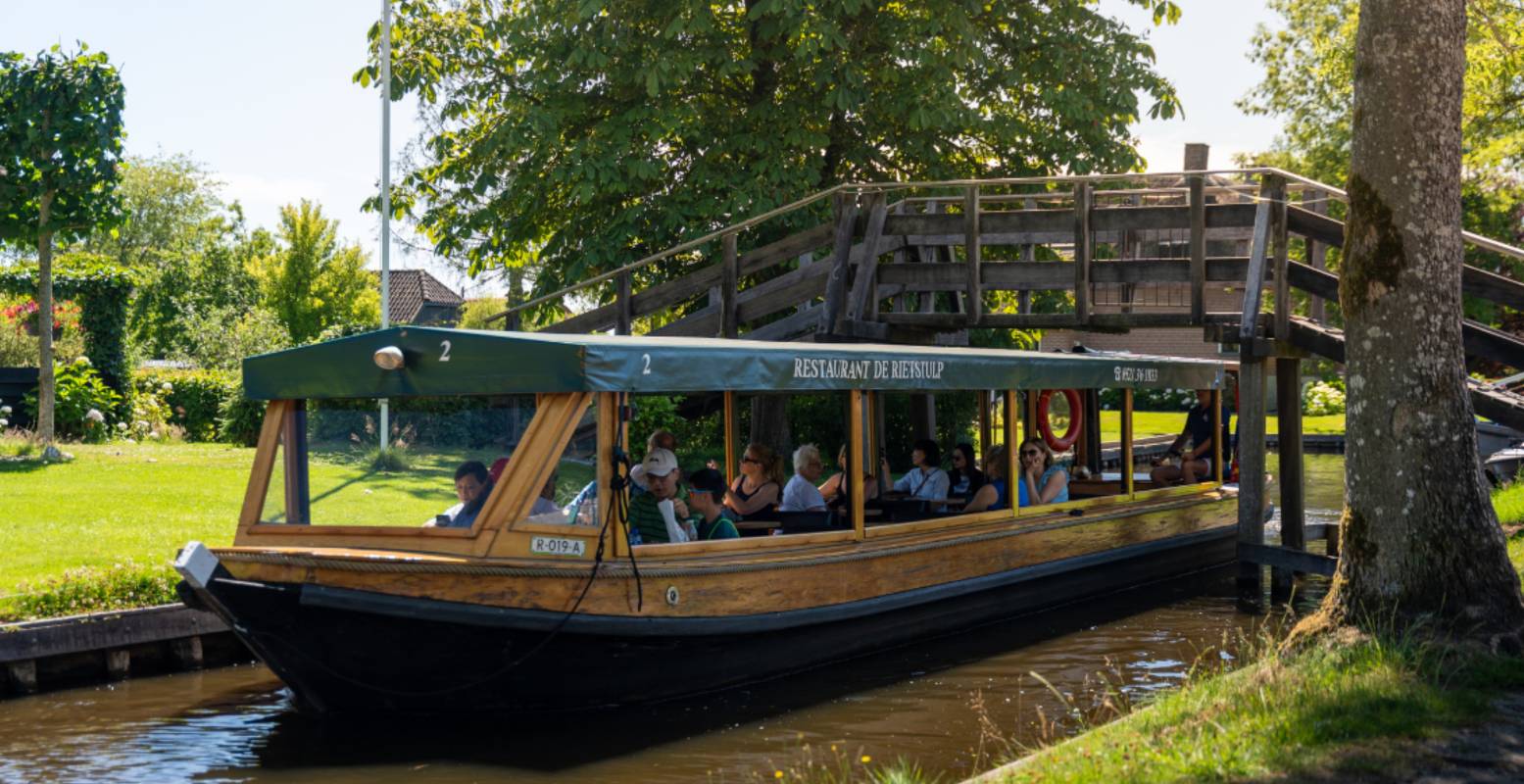 Vaar door pittoresk Giethoorn. Foto: De Rietstulp © Vaar door pittoresk Giethoorn. Foto: De Rietstulp ©